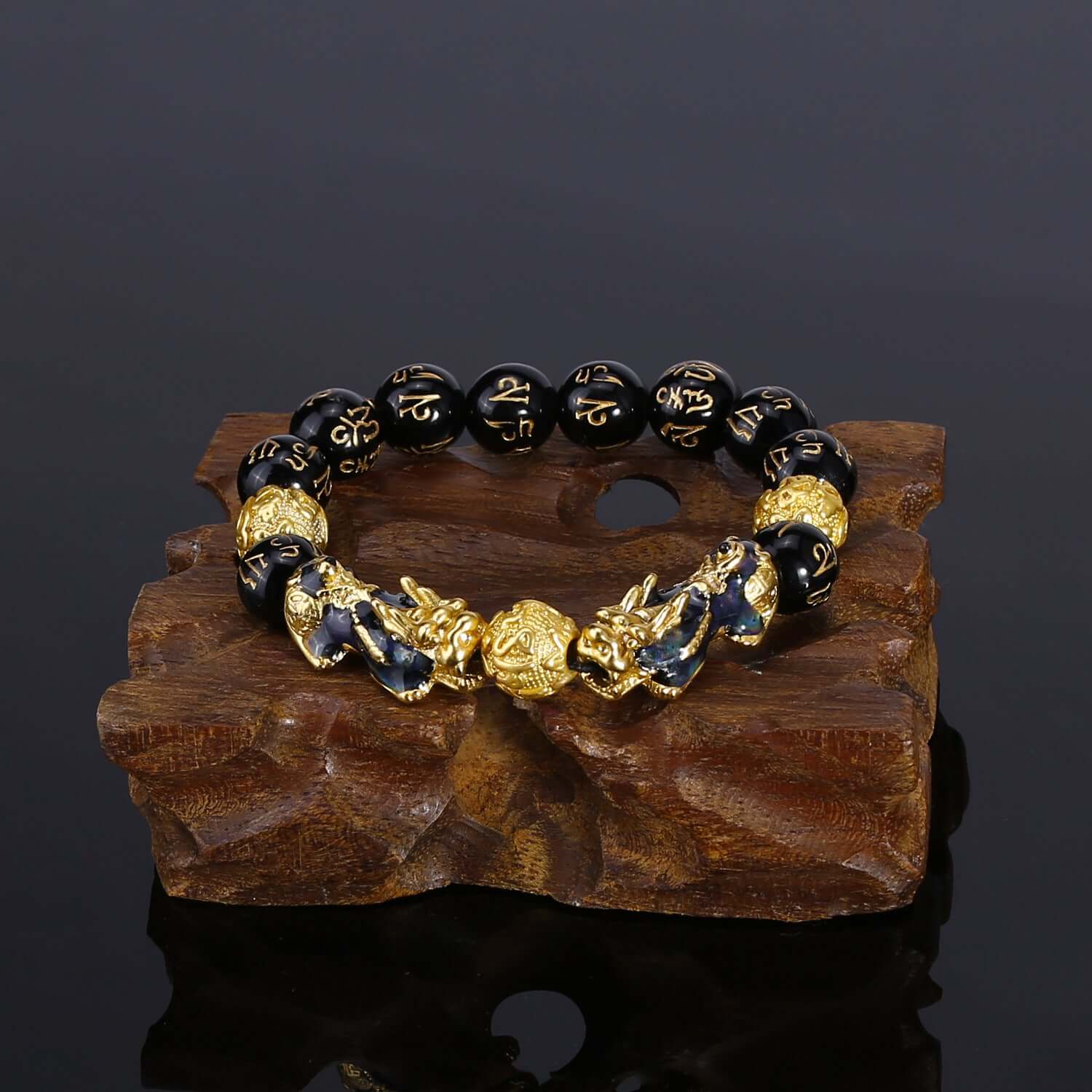 Attract wealth with this Feng Shui Pixiu bracelet. Combines ancient wisdom and modern craftsmanship. A unique accessory and lucky amulet!